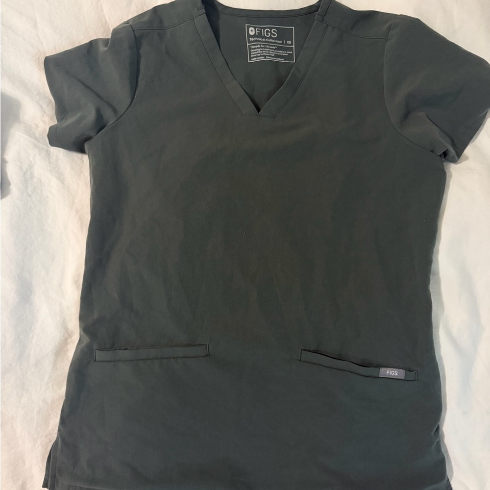 FIGS XS Women’s Short Sleeve Top and jogger bottoms — hunter green